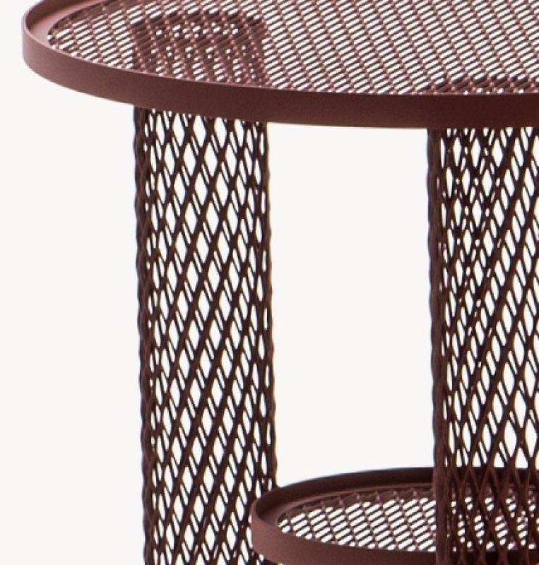 Detailaufnahme des Net Beistelltischs von Moroso, braunes Metallgeflecht, runder Tisch mit Ablage.